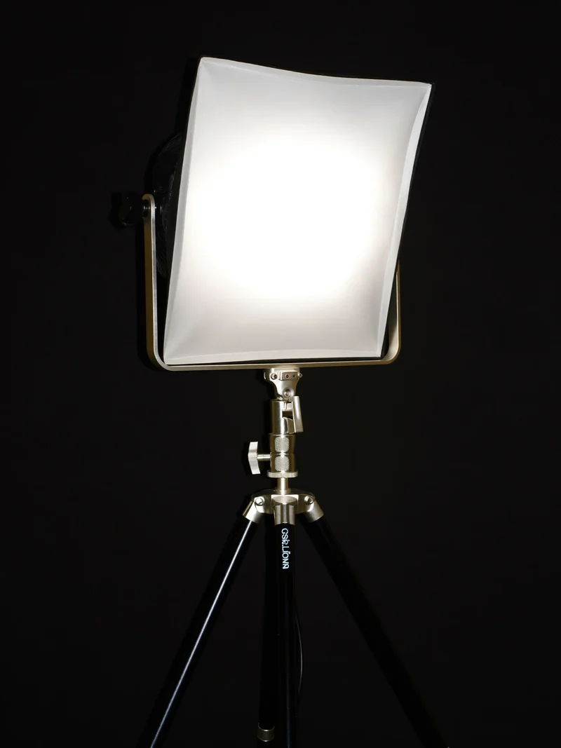 Kompaktes LED-Panel mit Softbox auf Lichtstativ vor dunklem Hintergrund